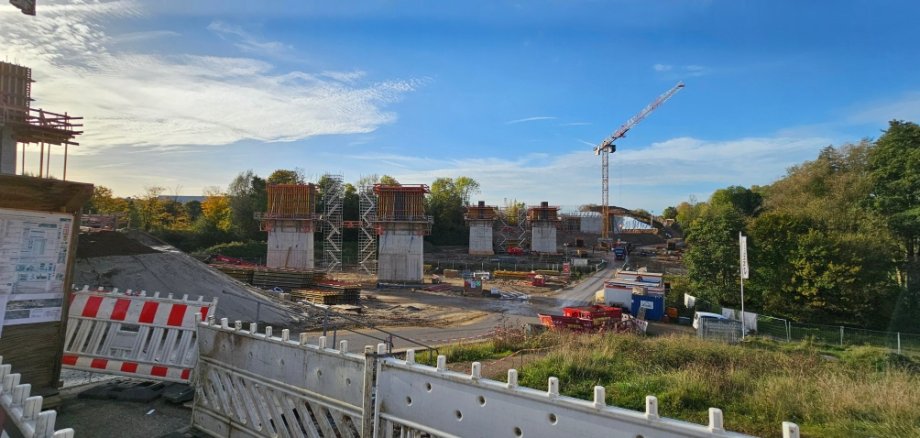 Auf einer Baustelle werden Pfeiler für eine neue Autobahnbrücke errichtet werden.