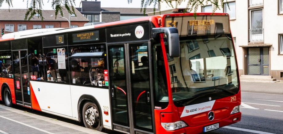 Ein Bus hält am Straßenrand