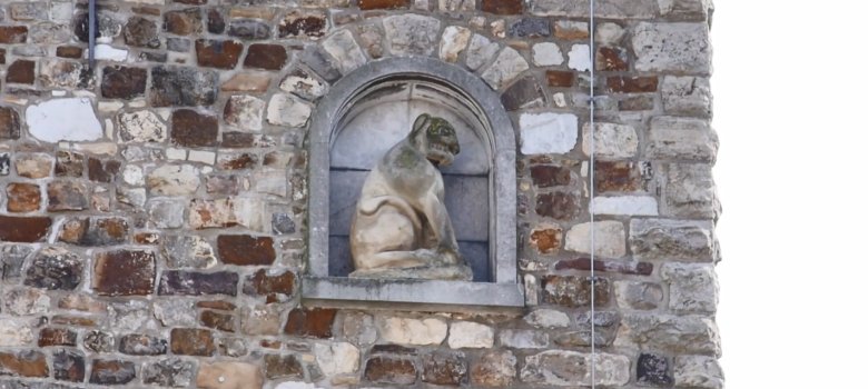 Eine Steinfigur, die ein Teufel darstellen soll im Gemäuer der Würselener Kirche.