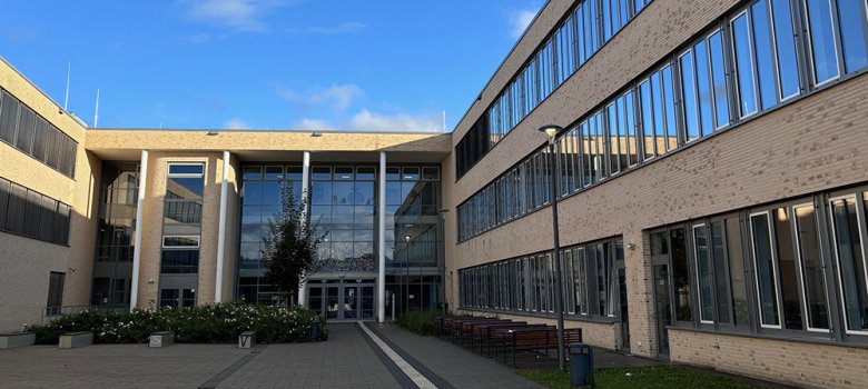 Blauer Himmel, helles Schulgebäude