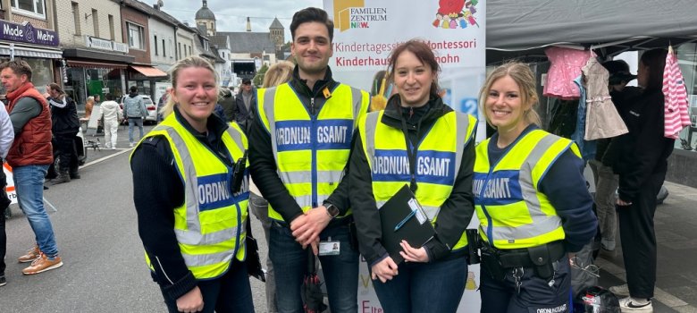 Frauen und Männer mit Weste auf der das Wort Ordnungsamt steht stehen freundlich lächelnd in der Würselener Innenstadt.