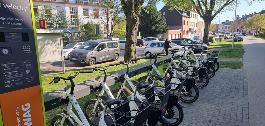 Velocity-Station am Würselener Markt, viele Pedelecs stehen in der Station.