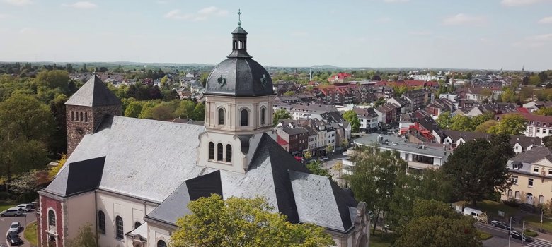 Luftbild mit der Würselener Kirche im Vordergrund.