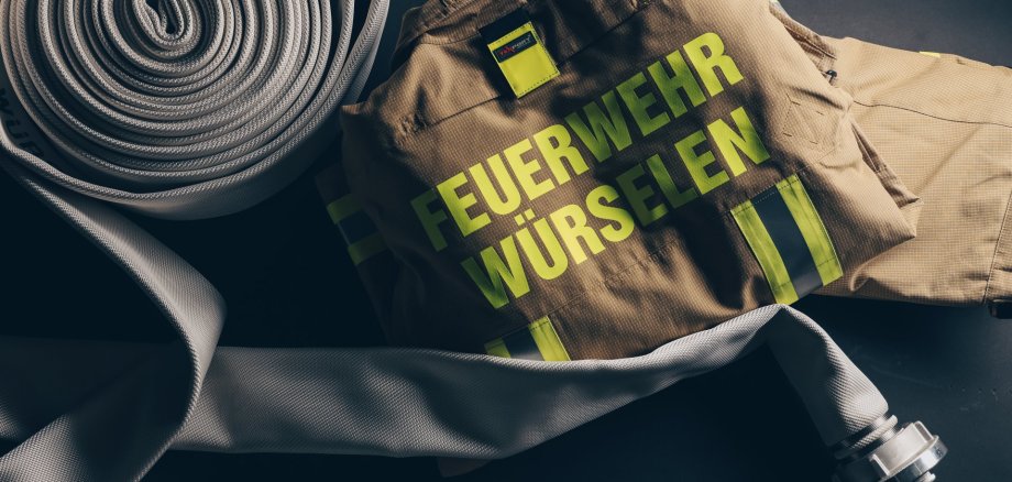 Feuerwehrschlauch und Jacke.