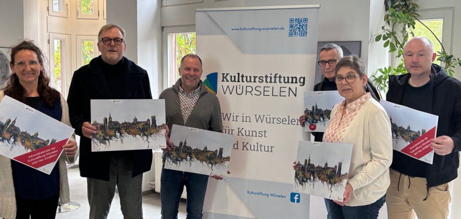 Mehrere Leute der Kulturstiftung mit Adventskalender 2024