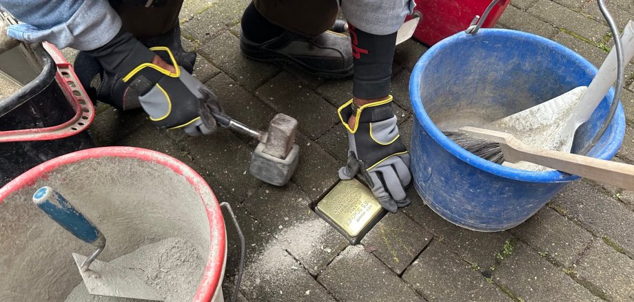 Gunter Demnig beim Verlegen des Stolpersteins für Agnes Schöner