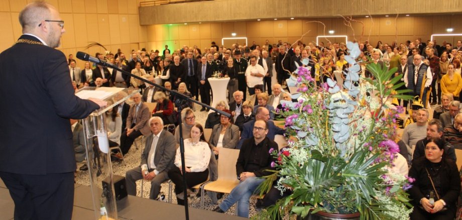 Bürgermeister Roger Nießen hält eine Rede und schaut ins Publikum.