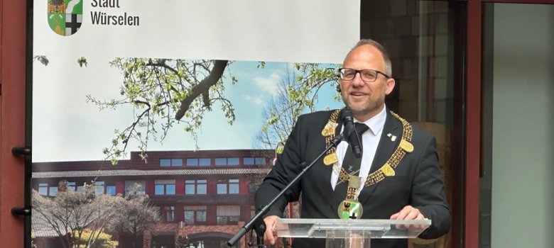 Bürgermesiter Roger Nießen spricht vor dem Rathaus.