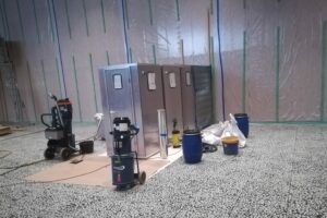 Verschiedene Maschinen und Behälter anlässlich der Sanierungsarbeiten im Gymnasium Würselen