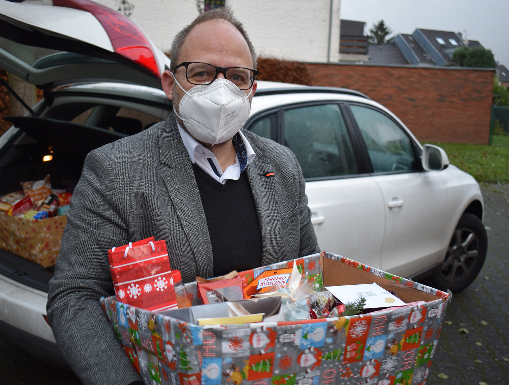 Bürgermeister Roger Nießen mit Weihnachtskiste.