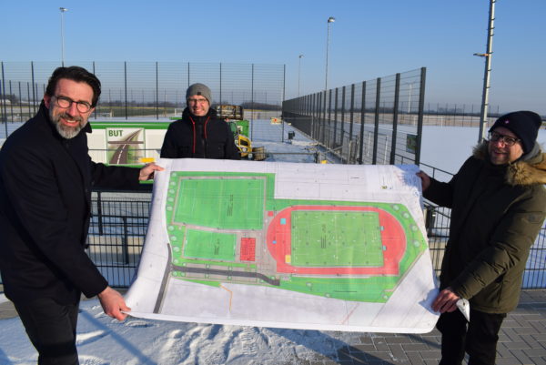 Sportpark, Bürgermeister Roger Nießen, Erster u. Technischer Beigeordneter Till von Hoegen und Kämmerer Alexander Kaiser stellen das Jupp-Dervall-Stadion vor