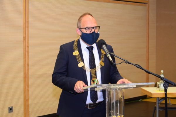 Ratssitzung: Bürgermeister Roger Nießen mit Amtskette an einem Rednerpult