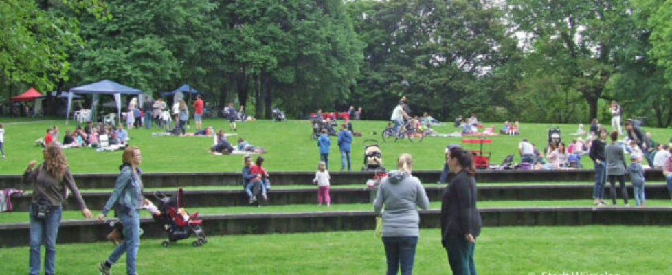 Viele Menschen auf der Wiese im Stadtgarten